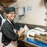Se requiere personal para lavar platos en restaurante