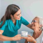 Se busca cuidadora amable para cuidar a mi abuela con actividades diarias