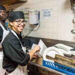 Restaurante busca lavaplatos responsable por las mañanas